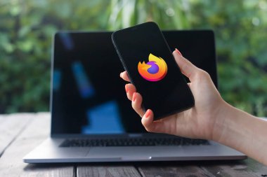 WROCLAW, POLAND - 5 Ekim 2023: Firefox logosu, Mozilla Vakfı tarafından geliştirilen özgür ve açık kaynak web tarayıcısı, iPhone ekranında görüntülendi
