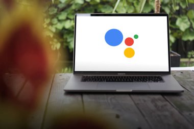 WROCLAW, POLAND - 5 Ekim 2023: Google Asistan logosu, MacBook Pro ekranında gösterilen sanal bir yazılım uygulaması