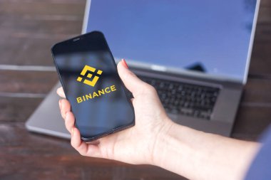 WROCLAW, POLAND - NOVEMBER 22, 2023: Binance logosu, öncü engelleme ekosistemi ve şifreleme takas platformu, iPhone ekranında görüntülendi