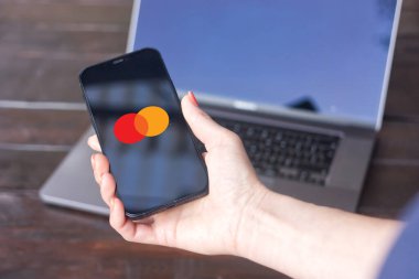 WROCLAW, POLAND - 22, 2023: Dünya çapında en büyük ikinci ödeme işleme şirketi olan Mastercard logosu iPhone ekranında sergilendi