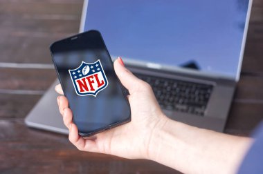 WROCLAW, POLAND - NOVEMBER 22, 2023: NFL logosu (Ulusal Futbol Ligi), iPhone ekranında sergilenen 32 takımdan oluşan profesyonel Amerikan futbol ligi