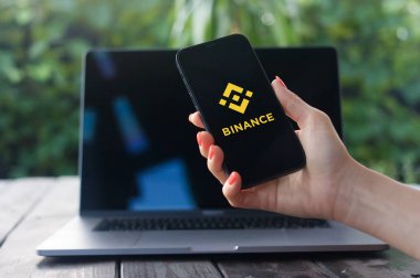 WROCLAW, POLAND - NOVEMBER 22, 2023: Binance logosu, öncü engelleme ekosistemi ve şifreleme takas platformu, iPhone ekranında görüntülendi