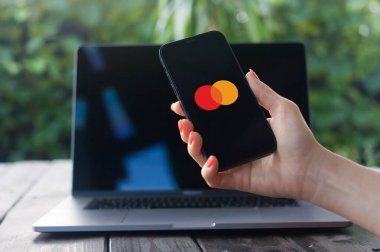 WROCLAW, POLAND - 22, 2023: Dünya çapında en büyük ikinci ödeme işleme şirketi olan Mastercard logosu iPhone ekranında sergilendi