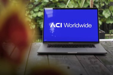 WROCLAW, POLAND - NOVEMBER 22, 2023: ACI Worldwide logo, Amerikan ödeme sistemleri şirketi, MacBook Pro Screo 'da sergilendi