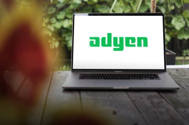 WROCLAW, POLAND - NOVEMBER 22, 2023: Adyen logosu, bir satın alma bankası statüsüne sahip Hollanda finans şirketi, MacBook Pro Screen 'de sergilendi