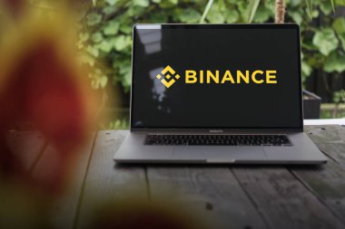 WROCLAW, POLAND - NOVEMBER 22, 2023: Binance logosu, öncü engelleme ekosistemi ve şifreleme takas platformu, MacBook Pro ekranında görüntülendi