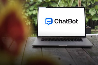 WROCLAW, POLAND - NOVEMBER 22, 2023: ChatBot logosu, web sitesini tarayan, yardım merkezi vb.