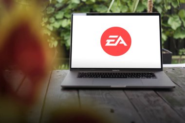 WROCLAW, POLAND - NOVEMBER 22, 2023: Electronic Arts logosu, Amerikan video oyunu şirketi, MacBook Pro Screo 'da sergilendi