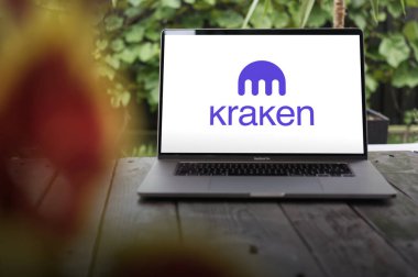 WROCLAW, POLAND - NOVEMBER 22, 2023: Kraken logosu, Bloomberg Terminali 'nde listelenen ilk bitcoin alışverişlerinden biri, MacBook Pro ekranında sergilendi