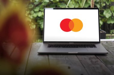 WROCLAW, POLAND - 22, 2023: Mastercard logosu, dünya çapında en büyük ikinci ödeme işleme şirketi, MacBook Pro Screo 'da sergilendi