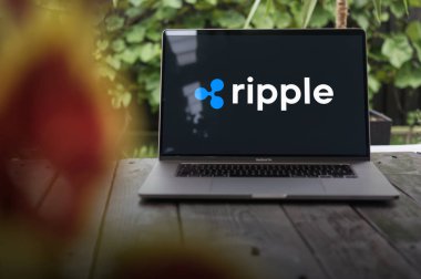 WROCLAW, POLAND - NOVEMBER 22, 2023: Ripple logosu, gerçek zamanlı brüt yerleşim sistemi, döviz kuru ve havale ağı dünya çapında finans kurumlarına açık, MacBook Pro ekran ekranında sergilenmektedir