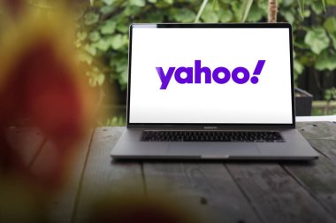 WROClaw, POLAND - 22 Kasım 2023: yahoo! Logo, Amerikan web portalı, arama motoru ve ilgili hizmetler MacBook Pro ekranında görüntülendi