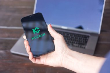 WROCLAW, POLAND - 26 Kasım 2023: Kucoin logosu, şifreleme döviz piyasası, iPhone ekranında görüntülendi