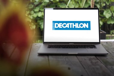 WROCLAW, POLAND - 26 Kasım 2023: Decathlon logosu, Fransız spor ürünleri perakendecisi - dünyanın en büyüğü, MacBook Pro ekranında sergileniyor