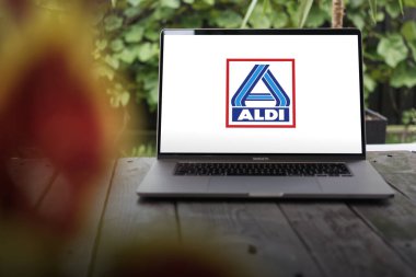WROCLAW, POLAND - 26 Kasım 2023: Aldi logosu, Alman çokuluslu aile indirimli süpermarket zincirleri, MacBook Pro ekranında sergilendi