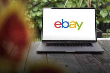 WROCLAW, POLAND - 26 Kasım 2023: eBay logosu, Amerikan çokuluslu e-ticaret şirketi, MacBook Pro ekranında sergilendi