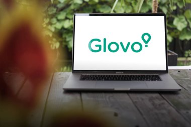 WROCLAW, POLAND - NOVEMBER 26, 2023: Glovo logosu, MacBook Pro ekranında gösterilen, eldivenci adı verilen sürücülerin siparişlerini alan, toplayan ve teslim eden İspanyol firması