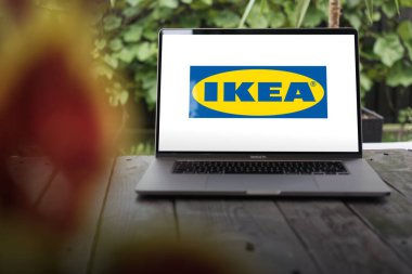 WROCLAW, POLAND - 26 Kasım 2023: IKEA logosu, İsveç çokuluslu holdingi, MacBook Pro ekranında sergilenen ve montaj için hazır mobilyaları tasarlayan ve satan