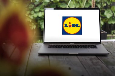 WROCLAW, POLAND - 26 Kasım 2023: Lidl logosu, Alman uluslararası indirim perakendecisi, MacBook Pro ekranında sergilendi