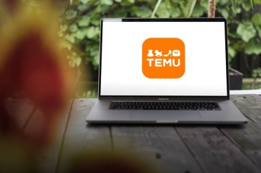 WROCLAW, POLAND - 26 Kasım 2023: TEMU logosu, çevrimiçi bir pazar, MacBook Pro ekranında gösterildi