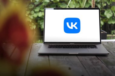 WROCLAW, POLAND - 26 Kasım 2023: VK logosu, Rus teknoloji şirketi, MacBook Pro Screen 'de sergilendi