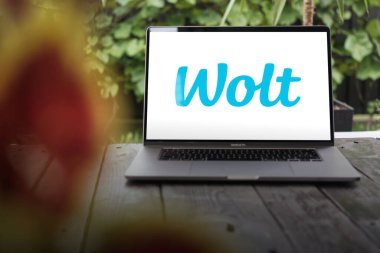 WROCLAW, POLAND - NOVEMBER 26, 2023: Wolt logosu, Fin teknoloji şirketi, yiyecek ve ürün dağıtım platformu ile tanınıyor, MacBook Pro Screen 'de sergilenmektedir.