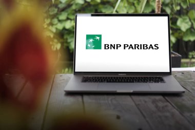 WROCLAW, POLAND - NOVEMBER 26, 2023: BNP Paribas logosu, Fransız çokuluslu evrensel banka ve finans hizmetleri holding şirketi, MacBook Pro Screen 'da sergilendi