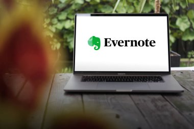 WROCLAW, POLAND - 29 Kasım 2023: MacBook Pro ekranında gösterilen Evernote logosu, not alma ve görev yönetimi uygulaması