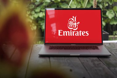 WROCLAW, POLAND - NOVEMBER 29, 2023: Birleşik Arap Emirlikleri 'nin (diğeri Etihad olmak üzere) iki bayrak taşıyıcısından biri olan Emirlik logosu MacBook Pro ekranında sergilendi