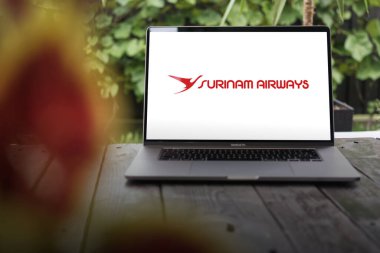 WROCLAW, POLAND - NOVEMBER 29, 2023: Surinam Airways logosu (SRM, Dutch: Surinaamse Luchtvaart Maatschappij), Surinam bayrak taşıyıcısı, Paramaribo merkezli, MacBook Pro ekranında sergilendi.