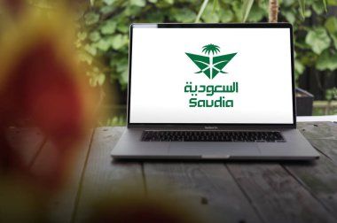 WROCLAW, POLAND - NOVEMBER 29, 2023: Suudi Arabistan Havayolları bayrak taşıyıcısı, Jeddah merkezli, MacBook Pro ekranda sergilendi