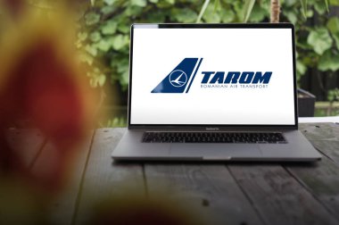 WROCLAW, POLAND - NOVEMBER 29, 2023: TAROM logosu (Compania Naional de Transporturi Aeriene Romne), Romanya 'nın bayrak taşıyıcısı ve şu anda faaliyet gösteren en eski havayolu şirketi, MacBook Pro' da sergilendi.