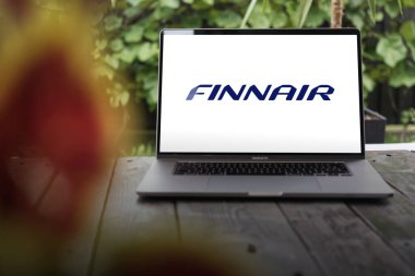 WROCLAW, POLAND - NOVEMBER 29, 2023: Finnair logosu, bayrak taşıyıcısı ve Finlandiya 'nın Helsinki Havaalanı' ndaki en büyük havayolu şirketi, MacBook Pro ekranında sergilendi.