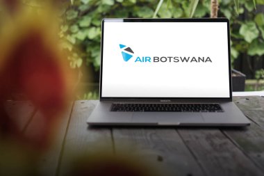WROCLAW, POLAND - NOVEMBER 29, 2023: Air Botswana logosu, Botswana devlet bayrak taşıyıcısı, genel merkezi Gaborone 'da yer alan MacBook Pro ekranında sergilenmektedir.