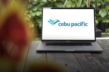 WROCLAW, POLAND - NOVEMBER 29, 2023: Cebu Air logosu (Cebu Pacific), Filipinli düşük maliyetli havayolu şirketi