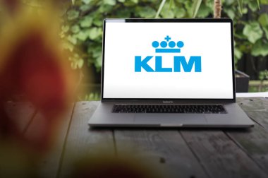WROCLAW, POLAND - NOVEMBER 29, 2023: KLM Hollanda Kraliyet Havayolları logosu (Koninklijke Luchtvaart Maatschappij), Hollanda bayrak taşıyıcısı, MacBook Pro ekranında sergilendi