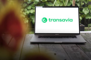 WROCLAW, POLAND - NOVEMBER 29, 2023: Transavia Airlines logosu, Hollanda düşük maliyetli havayolu şirketi ve tamamen KLM 'nin bir yan kuruluşu, MacBook Pro Screo' da sergilendi