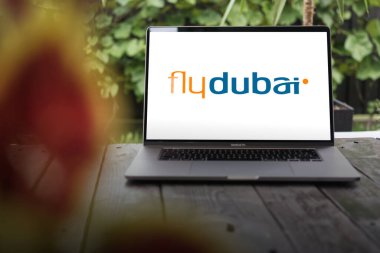 WROCLAW, POLAND - NOVEMBER 29, 2023: Flydubai logosu (Dubai Havacılık Şirketi), Emirati devlet havayolları Dubai, Birleşik Arap Emirlikleri, MacBook Pro ekranında sergilendi