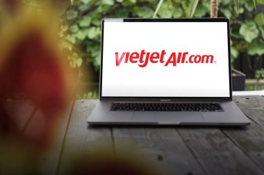 WROCLAW, POLAND - 29 Kasım 2023: Vietnam Jet Air logosu, Vietnamlı düşük maliyetli havayolu MacBook Pro ekranında sergilendi