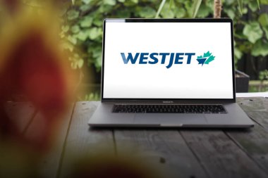 WROCLAW, POLAND - 29 Kasım 2023: WestJet Airlines logosu, Calgary Uluslararası Havalimanı yakınlarındaki büyük Kanada havayolu şirketi, MacBook Pro ekranında sergilendi