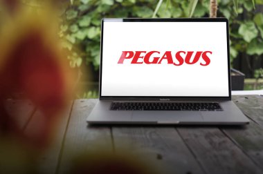 WROCLAW, POLAND - 29 Kasım 2023: Pegasus Havayolları logosu (Flypgs), Türk düşük maliyetli havayolu şirketi, MacBook Pro ekranında sergilendi
