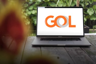 Gol Intelligent Airlines logosu (VRG Linhas Areas), Rio de Janeiro merkezli Brezilyalı düşük maliyetli havayolu, MacBook Pro ekranında sergilendi