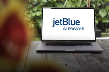 WROCLAW, POLAND - 29 Kasım 2023: JetBlue Airways logosu, ABD düşük maliyetli havayolu, MacBook Pro ekranında sergilendi