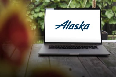 WROCLAW, POLAND - 29 Kasım 2023: Alaska Airlines logosu, SeaTac, Washington merkezli büyük Amerikan havayolu şirketi, MacBook Pro ekranda sergilendi