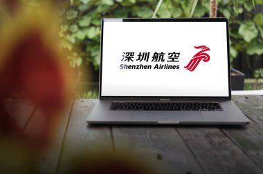 WROCLAW, POLAND - 29 Kasım 2023: Shenzhen Havayolları logosu, Çin havayolu merkezi Shenzhen Bao 'an International Airport, MacBook Pro ekranında sergilendi