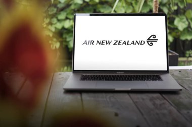 WROCLAW, POLAND - 29 Kasım 2023: Air New Zealand logosu, Yeni Zelanda havayolu şirketi, MacBook Pro Screo 'da sergilendi