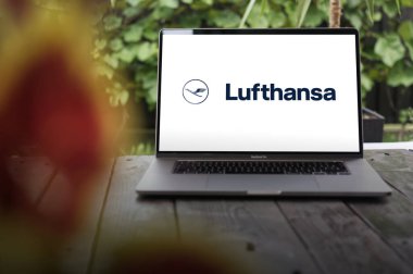 WROCLAW, POLAND - 29 Kasım 2023: Almanya bayrak taşıyıcısı Deutsche Lufthansa logosu, MacBook Pro ekranında sergilendi
