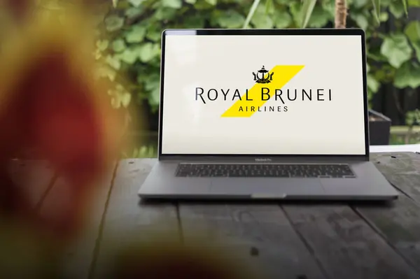 WROCLAW, POLAND - 29 Kasım 2023: Brunei Havayolları logosu, Brunei Darussalam ulusal havayolu şirketi, MacBook Pro ekranda sergilendi