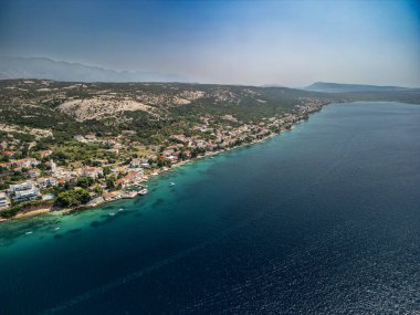 Hırvatistan 'ın Pag Adası' ndaki aynı isimli koyda bulunan Stara Novalja köyünün havadan görünüşü