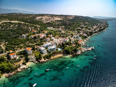 Hırvatistan 'ın Pag Adası' ndaki aynı isimli koyda bulunan Stara Novalja köyünün havadan görünüşü